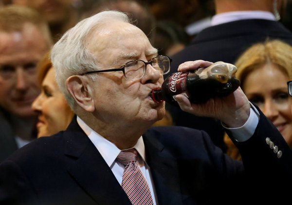 The stock god Buffett is 94 years old and once revealed that he loves to drink coke and eat chicken, but he has 5 good habits