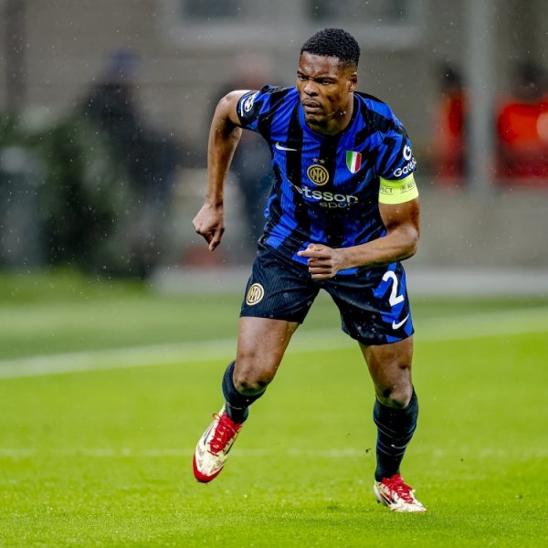 The termination fee is 25 million euros! Reporter: Dumfries has always dreamed of going to the Premier League, especially paying attention to Manchester United