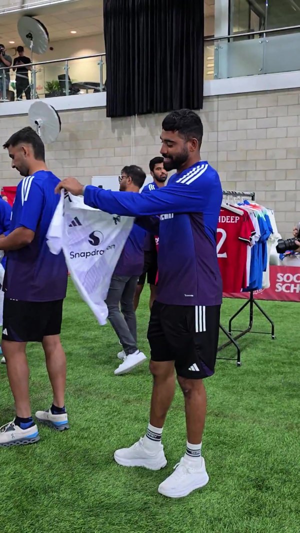 Indian cricket national team visits Carrington base to discuss and communicate with Manchester United players