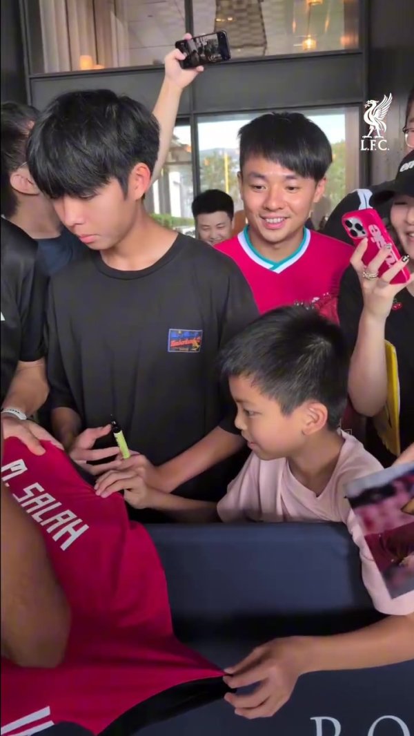 Show affinity! Liverpool social media shows video of players signing Chinese fans
