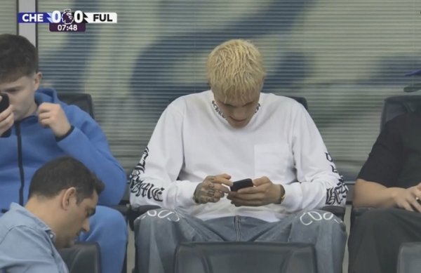 What are you looking at? Chelsea vs. Fulham, the camera shows Garnacho sitting in the stands looking at his phone