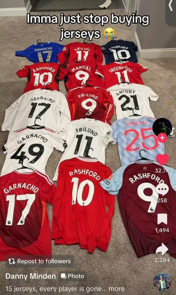 The worst fan 😭 Foreign Manchester United fans Maigan Nacho and other 7 players have 15 jerseys, now all of them have left the team