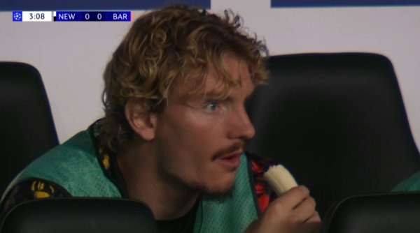90 million euros new players! Walter Mad eats bananas on the bench while watching the game