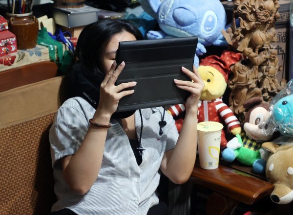 A 38-year-old girl lewd her parents and reached out to take 10,000 yuan a month. 