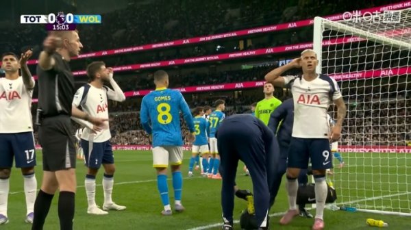 Kudus headed the ball and Richarlison hit the head at the same time and felt a little confused.