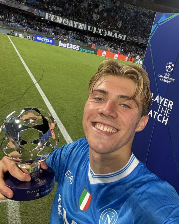 I m really happy 😆Hoylen took a selfie with the best trophy in the Champions League, his smile was so bright