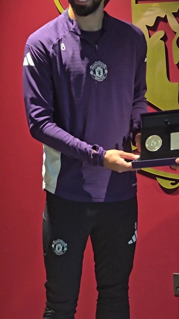 Selected as Manchester United s Player of the Month for September! B Fee received the best award in the team at the Manchester United base
